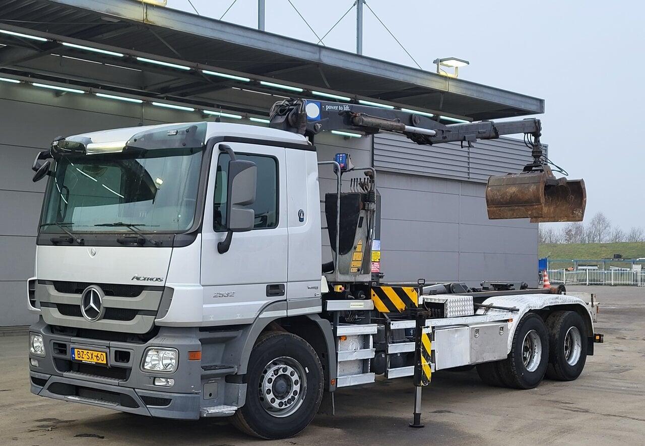 2010 Mercedes Actros 2532 Hooklift truck